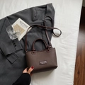Minimalistische dunkelbraune gewebte Eimertasche mit Ledertextur und Tragegriffen - Ohne Anhänger / Kaffeebraun