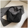 Minimalistische schwarze Wildleder-Hobo-Tasche mit verstellbarem Ledergurt und Ziernaht - Schwarz