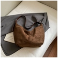 Schicke braune Wildleder-Hobo-Tasche für Damen mit vertikaler Naht und Lederriemen - Braun