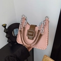 Bolso de mano tejido rosa con hebilla marrón grande y correa de cadena de plata - Rosa