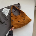 Borsa tote in camoscio marrone con motivi floreali traforati e tracolla comoda - Marrone