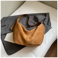 Braune Tragetasche aus mattem Leder in minimalistischer Halbmondform mit breitem Gurt - Braun
