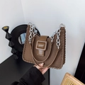 Bolso bandolera de lona marrón con bordes tejidos a mano y correa de cadena plateada - Marrón