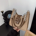 Bolso de hombro de lona caqui con borde trenzado, correa de cuero marrón y cadena plata - Caqui