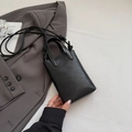 Minimalistische zwarte mini crossbody telefoontas met geweven textuur en knoopriem - Zwart (Zonder Hanger)