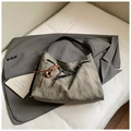 Retro graugrüne Hobo-Tasche mit Donut-Anhänger und Lederriemen auf einem Blazer - Schwarz mit Anhänger