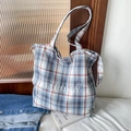 Détail du sac cabas à carreaux bleu et blanc avec slogan Yes Honey et imprimé smiley - Bleu