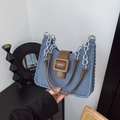 Sac bandoulière en denim bleu avec garniture en cuir brun et sangle en chaîne argent - Bleu