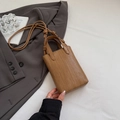 Retro bruine geweven crossbody telefoontas met knoopdetail en stevig handvat bovenop - Khaki (Zonder Hanger)