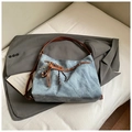 Vintage-Einkaufstasche in Jeansblau mit braunem Lederriemen und Webe-Anhängern - Blau mit Anhänger