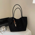 Grande borsa tote nera retrò opaca con ciondolo di perline colorate su scrivania bianca - Nero (Con Ciondolo)