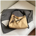 Große khakifarbene Wildleder-Hobo-Tasche mit Anhänger und schwarzem Schultergurt - Khaki mit Anhänger