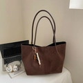 Grande borsa shopper marrone scuro vintage in finta pelle scamosciata con pendente - Caffè (Con Ciondolo)