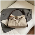 Große beige Vintage-Tragetasche mit braunem Lederband und Metallkettendetail - Grau Mit Anhänger