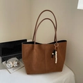 Borsa tote in finta pelle scamosciata marrone con ciondolo di perle e tracolle lunghe - Marrone (Con Ciondolo)