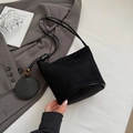 Minimalistische schwarze Eimer-Tasche aus Wildlederimitat mit kleiner runder Münztasche - Schwarz