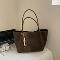 Borsa tote minimalista in pelle scamosciata marrone scuro con ciondolo di perline - Verde (Con Ciondolo)