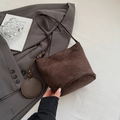 Minimalistische dunkelbraune Beuteltasche aus Wildleder mit passender Münztasche - Braun