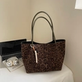 Große Shopper-Tasche mit Leopardenmuster, grünen Ledergriffen und Perlen-Anhänger - Leopard Grün (Mit Anhänger)