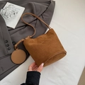 Schicke dunkelbraune Eimer-Tasche aus Wildleder-Imitat mit Lederriemen im Flachbild-Stil - Braun