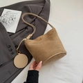 Sac seau chic en daim marron avec charm en cuir et bandoulière fine élégante - Kaki