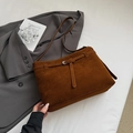 Bolso tote retro de gamuza marrón oscuro para mujer con detalle de hebilla y correa ajustable - Marrón