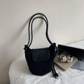 Minimalistische schwarze Beuteltasche mit Lederklappe und schmalen Seilschultergurten - Schwarz