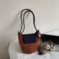 Minimalistische Umhängetasche aus braunem Wildleder und schwarzem Leder für Damen - Braun
