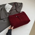 Bolso tote grande de ante burdeos con correa decorativa y hebilla de metal plateado - Rojo