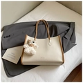 Détail du sac cabas beige avec bordure marron et charmant pendentif chien en peluche - Horizontal Blanc Cassé Avec Pendentif
