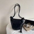 Bolso cubo negro minimalista con acabado mate y correas dobles con un estilo moderno - Negro