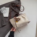 Sac fourre-tout minimaliste en daim beige avec lanières brunes et breloque - Beige Avec Charme