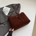Bolso tote grande de ante marrón café con hebilla metálica y correa para hombro - Marrón