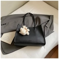 Détail du sac cabas en cuir grainé noir avec charme d'ours en peluche blanc et logo Meisa - Horizontal Noir Avec Pendentif