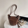 Bolso tipo cubo de cuero marrón oscuro con costuras verticales y correas delgadas - Marrón
