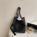 Detail der schwarzen Beuteltasche aus geprägtem Leder mit silbernen Beschlägen - Schwarz