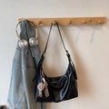 Borsa tote hobo retrò in pelle morbida nera con ciondolo di peluche su gancio - Stile Con Ciondolo / Nero con ciondolo