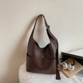 Detailaufnahme der dunkelbraunen Hobo-Tasche aus genarbtem Leder mit Fronttasche - Kaffeebraun