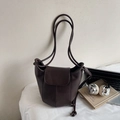Elegante bolso tipo cubo de cuero marrón oscuro con asas finas y acabado mate vintage - café