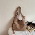 Detail der braunen Schultertasche aus genarbtem Leder mit großer Vordertasche und Schnalle - Khaki