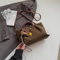Sac à main en daim café foncé avec pendentif cœur et pompon pour femmes stylées - Vert avec Pendentif