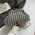 Bolso nube de punto pata de gallo blanco y negro con cadena plateada y asa blanca - Negro