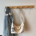 Grande borsa hobo in morbida pelle sintetica color crema con decorazione portachiavi - Stile Con Ciondolo / Bianco con ciondolo