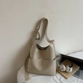 Detail einer weichen Leder-Eimertasche mit Fronttasche und verstellbarem Riemen - Cremeweiß