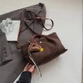 Sac bandoulière en daim marron café avec bandoulière en cuir texturé et charms ludiques - Café avec Pendentif