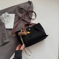 Sac à bandoulière noir et marron minimaliste avec finition en daim et poignées - Noir Avec Pendentif
