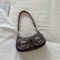 Bolso dumpling marrón oscuro con textura de lichi y hebillas de metal plateado estilo retro - Marrón