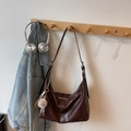 Borsa tote vintage in morbida pelle marrone scuro con ciondolo in peluche e tracolla - Stile Con Ciondolo / Caffè con Ciondolo