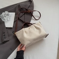 Sac à main plissé en daim beige minimaliste avec bandoulière cuir marron et détails dorés - Blanc Crème (Sans Pendentif)