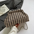Elegante bolso nube de punto de pata de gallo negro y beige con cadena plateada - Caqui